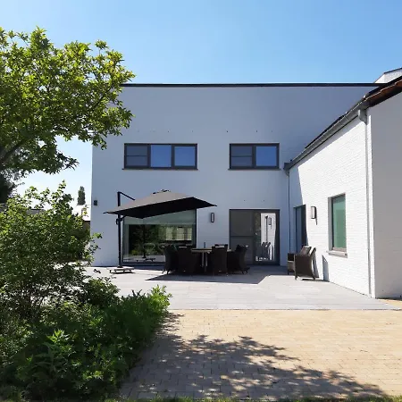 Ruime Woning Met Grote Omheinde Tuin *