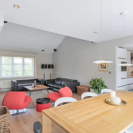 Holiday home Ruime Woning Met Grote Omheinde Tuin *