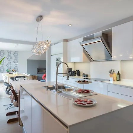 Ruime Woning Met Grote Omheinde Tuin *