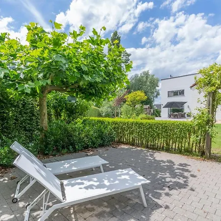 Holiday home Ruime Woning Met Grote Omheinde Tuin