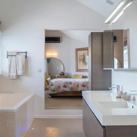 Holiday home Ruime Woning Met Grote Omheinde Tuin