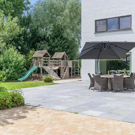 Casa de Férias Ruime Woning Met Grote Omheinde Tuin